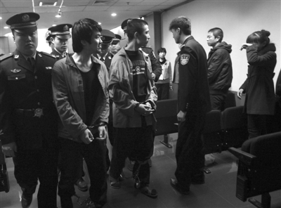 与黎明复合新闻被炒热 舒淇蒙面扮神秘人逛街‘三亿体育手机版’(图1) 三亿体育