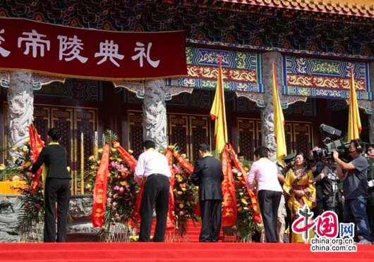 与黎明复合新闻被炒热 舒淇蒙面扮神秘人逛街‘三亿体育手机版’(图3) 三亿体育官网