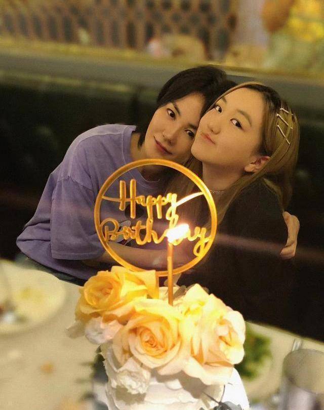 *
王菲女儿李嫣改小我私家简介 俩英文单词饱含深意 疑似不堪网络暴力_三亿体育手机版(图2)